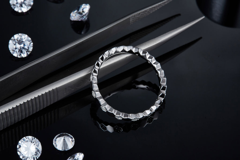 Bee Dance Of Light And Shadow - A Wedding Ring Set With Top-quality Moissanite S925 Silver And Platinum-plated Diamond. The Ring Can Be Inspected With A Diamond Pen