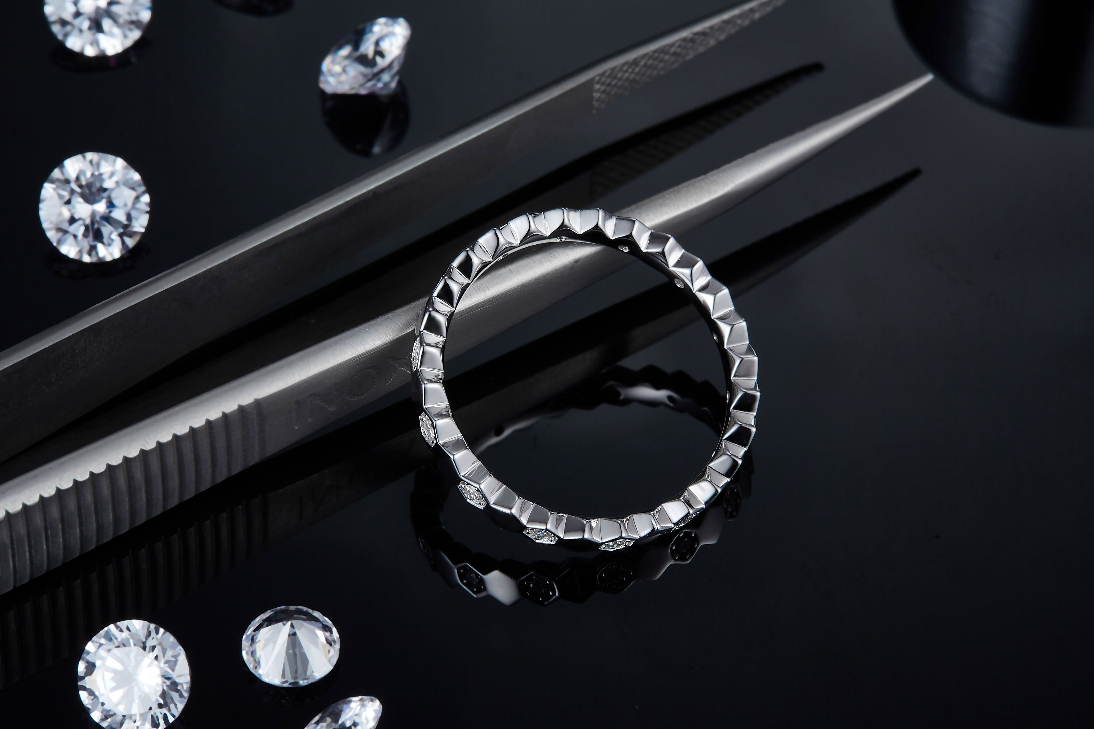 Bee Dance Of Light And Shadow - A Wedding Ring Set With Top-quality Moissanite S925 Silver And Platinum-plated Diamond. The Ring Can Be Inspected With A Diamond Pen